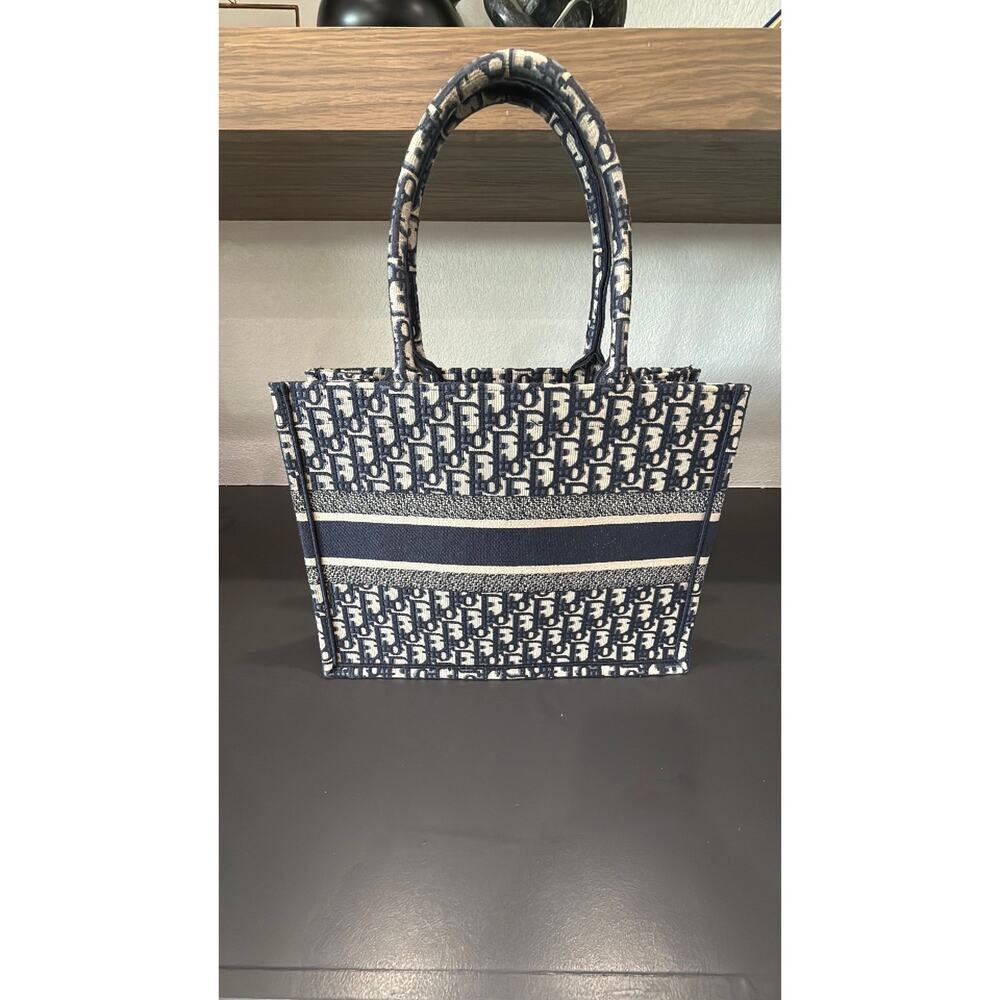 Dior Medium Book Tote Ecru and Blue Dior Oblique Embroidery - Picture 2 of 5
